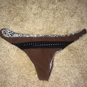 Medium acacia bottom